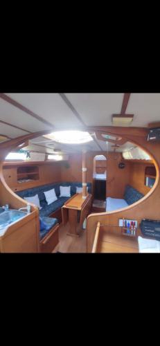una sala barca con diversi letti e una scrivania di chez will a Cap d'Agde