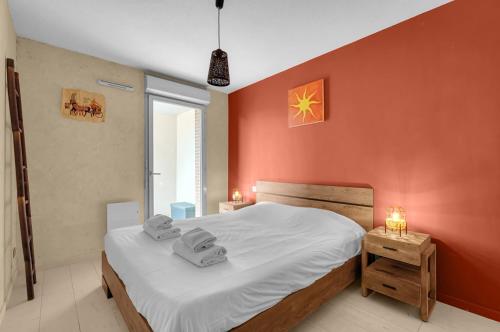 ein Schlafzimmer mit einem Bett mit zwei Handtüchern darauf in der Unterkunft L'Hippocrate - Charmant appartement avec terrasse in Toulouse