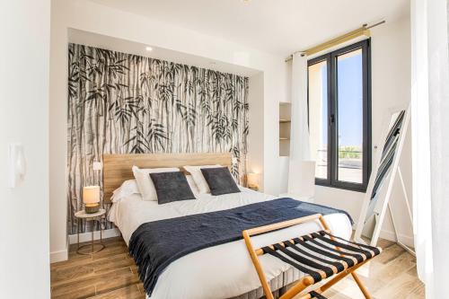a bedroom with a large bed and a window at Appartement GRAND CONFORT BORD DE MER Rez-de-Chaussée RESIDENCE LA VAGUE in Houlgate