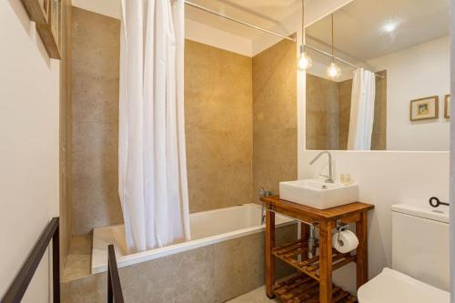 Koupelna v ubytování Tailor Made Villa with Ocean View in Caxias