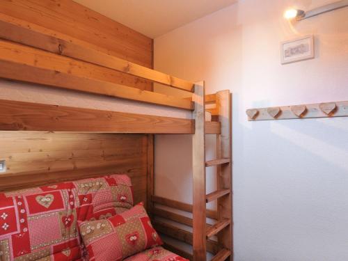 - une chambre avec des lits superposés dans l'établissement Appartement cosy avec accès pistes, casier à skis et parking souterrain - FR-1-181-2036, à La Plagne Tarentaise
