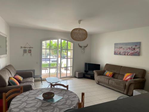 un salon avec un canapé et une table dans l'établissement Charmante marina à Aigues Mortes, à Aigues-Mortes