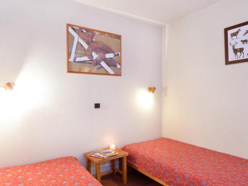 een kamer met 2 bedden en een tafel met een kaars bij Appartement Plagne Bellecôte, 2 pièces, 5 personnes - FR-1-181-2402 in La Plagne Tarentaise