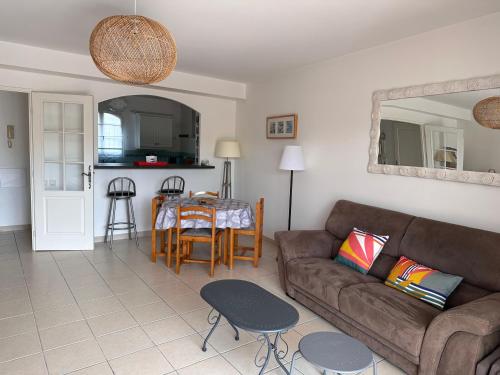 un salon avec un canapé et une table dans l'établissement Charmante marina à Aigues Mortes, à Aigues-Mortes