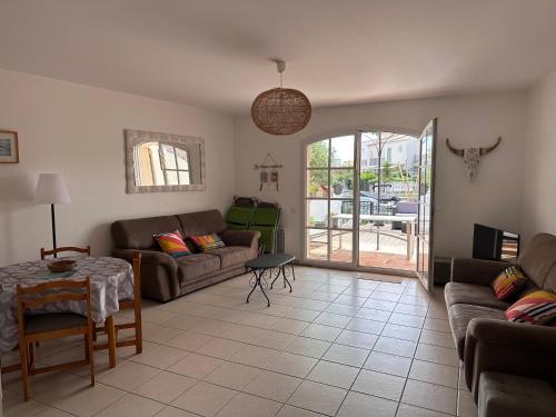 un salon avec un canapé et une table dans l'établissement Charmante marina à Aigues Mortes, à Aigues-Mortes