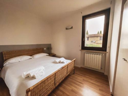 ein Schlafzimmer mit einem Bett mit zwei Handtüchern darauf in der Unterkunft AGRITURISMO LA CORTE DEI CAVALIERI in Montefalco