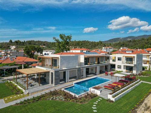 - une vue aérienne sur une maison avec une piscine dans l'établissement Amyntas Seafront Hotel, à Neos Marmaras