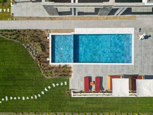 una vista aérea de una piscina en un patio en Amyntas Seafront Hotel en Néos Marmarás