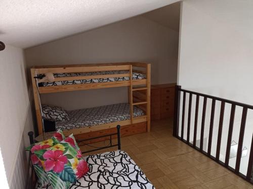 Ce dortoir comprend 2 lits superposés et un escalier. dans l'établissement Port Leucate Appartement 6 Voyageurs - 150 m de la plage, à Leucate