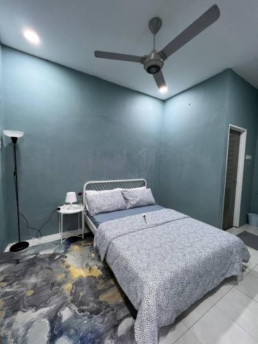 - une chambre avec un lit et un ventilateur de plafond dans l'établissement Rumah 127 - Homestay Taiping, à Simpang