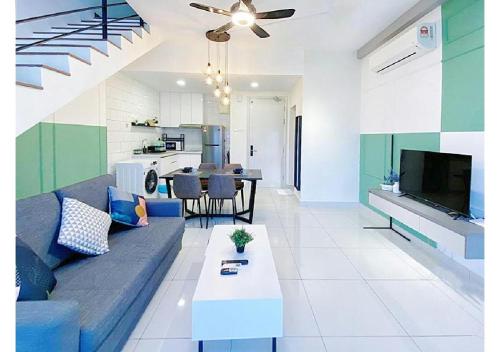 een woonkamer met een blauwe bank en een tafel bij Arte Mont Kiara By The Relaxstay in Kuala Lumpur