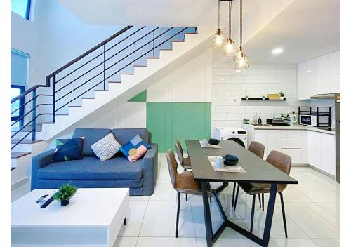 ein Wohnzimmer mit einem blauen Sofa und einem Tisch in der Unterkunft Arte Mont Kiara By The Relaxstay in Kuala Lumpur