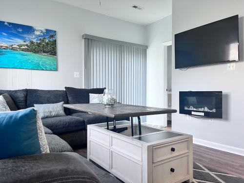ein Wohnzimmer mit einem Sofa und einem Tisch in der Unterkunft Bell Estates-Brand New Bay View, Beautiful Cottage in North Beach