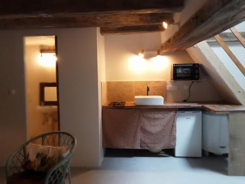 - une petite cuisine mansardée avec un comptoir dans l'établissement Cottages et B&B de Troussay, à Cheverny