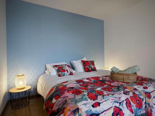 una camera con un letto con una trapunta colorata di 30 m des Plages - Port du Magouër - 6 invités a Plouhinec