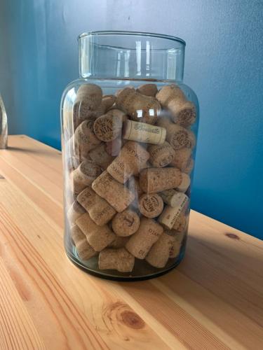 un bocal en verre rempli d'aimants en liège sur une table dans l'établissement Villa Alba, à Auménancourt-le-Petit