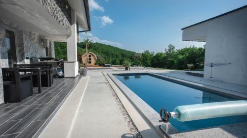 una piscina junto a un edificio con una casa en Resort TimAJA - pool, massage pool, sauna en Trebnje