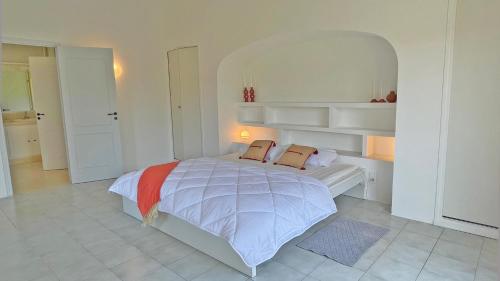 - une chambre blanche avec un lit et deux oreillers dans l'établissement Villa Morigati - Les Palmiers, à Grimaud