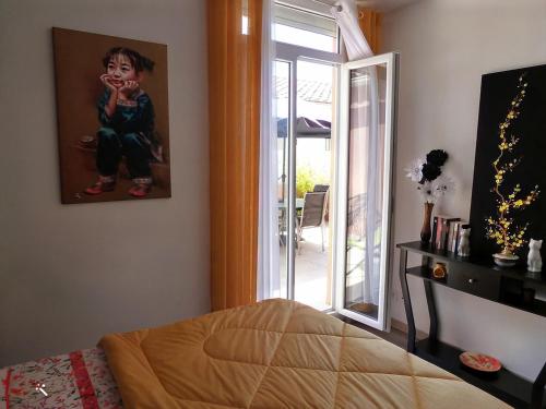 un dormitorio con una pintura de un niño en la pared en Chic et douillet en Perpiñán