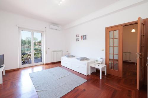 Habitación blanca grande con mesa y ventana en Central House, en Lido di Ostia