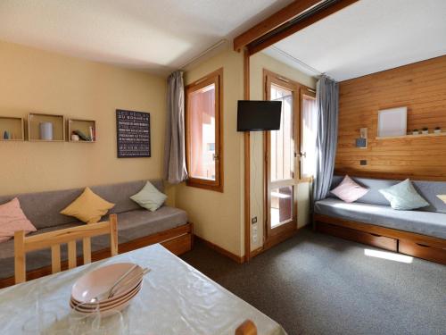 un salon avec un canapé et une table dans l'établissement Studio cosy 4 pers · Pied des pistes · Animaux admis - FR-1-181-2059, à La Plagne Tarentaise