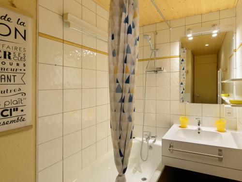 une salle de bain avec un lavabo, une baignoire et un miroir dans l'établissement Studio cosy 4 pers · Pied des pistes · Animaux admis - FR-1-181-2059, à La Plagne Tarentaise
