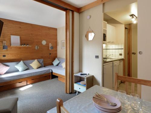 un petit salon avec un canapé et une table dans l'établissement Studio cosy 4 pers · Pied des pistes · Animaux admis - FR-1-181-2059, à La Plagne Tarentaise