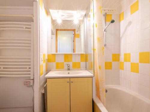 une salle de bain avec un lavabo et une baignoire dans l'établissement Studio pratique proche pistes avec terrasse et animaux admis - FR-1-181-2227, à La Plagne Tarentaise