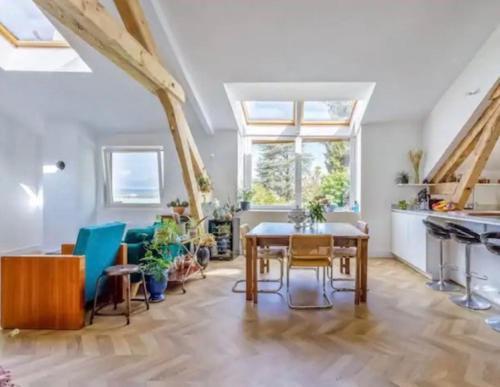 un grand salon avec une table et des chaises dans l'établissement Loft Veyrier, à Veyrier-du-Lac