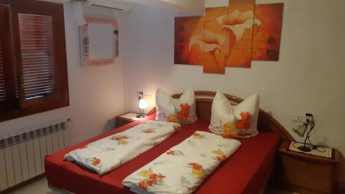 sypialnia z 2 łóżkami i poduszkami w obiekcie Traum-Ferienwohnung direkt am Meer w mieście Alcossebre