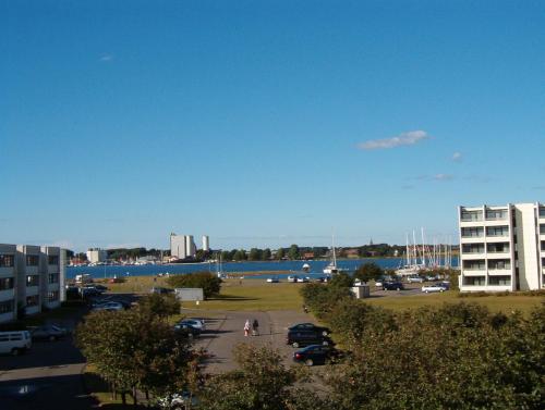 Blick auf einen Parkplatz neben dem Yachthafen in der Unterkunft Ferienwohnung Meernähe in Fehmarn