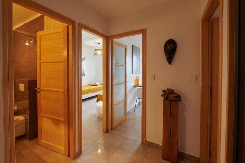 un couloir avec une porte ouverte menant à une salle de bains dans l'établissement Appartement Isula F2 vue mer Sanguinaires, à Ajaccio