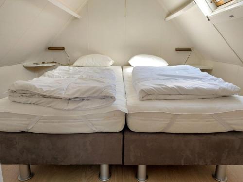 two twin beds sitting next to each other in a room at Egelantierlaan 21a in Cadzand