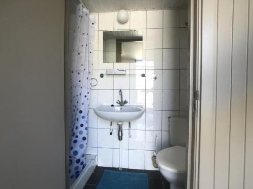 een badkamer met een wastafel en een toilet bij Egelantierlaan 21a in Cadzand