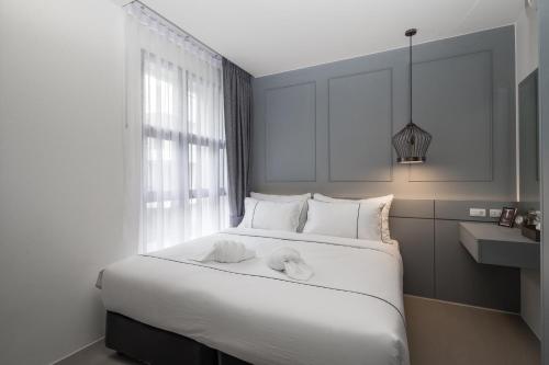 Una cama o camas en una habitación de Palmyrah Surin Beach Residence