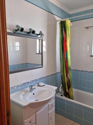 y baño con lavabo, espejo y bañera. en Serra e Mar Ferragudo, en Ferragudo