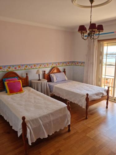 Ліжко або ліжка в номері Serra e Mar Ferragudo