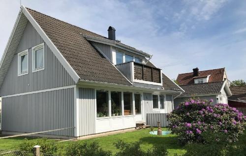 une maison grise avec un toit et un balcon dans l'établissement Standard swedish family house, à Ronneby