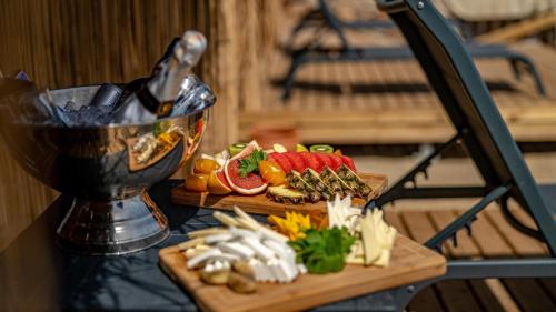 un tavolo con due piatti di cibo e una bottiglia di vino di Bodrum Holiday Resort & Spa a Bodrum City