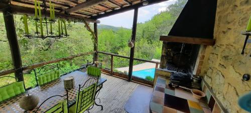 Cette chambre dispose d'un balcon avec vue sur la piscine. dans l'établissement Trainhouse with big pool, à Lorgues