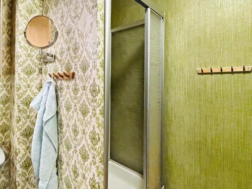 um chuveiro com uma porta de vidro na casa de banho em Holiday home UDDEVALLA XXXVI em Uddevalla