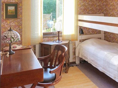 um quarto com uma secretária e uma cama e uma secretária em Holiday home UDDEVALLA XXXVI em Uddevalla