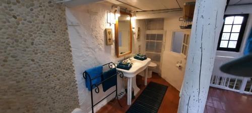 une salle de bain avec un lavabo et un miroir dans l'établissement Trainhouse with big pool, à Lorgues