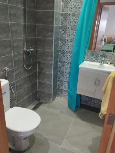 La salle de bains est pourvue de toilettes, d'un lavabo et d'une douche. dans l'établissement Appartement a louer situé à proximité de la plage 500 m à dahoumy cité bouznika, à Bouznika