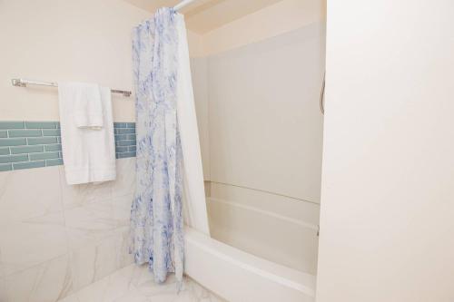a bathroom with a shower curtain and a tub at Sundown Studio 3268 in Wesley Chapel