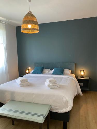 ブレシュイールにあるLe Cinquièmeのベッドルーム1室(大型ベッド1台、タオル付)