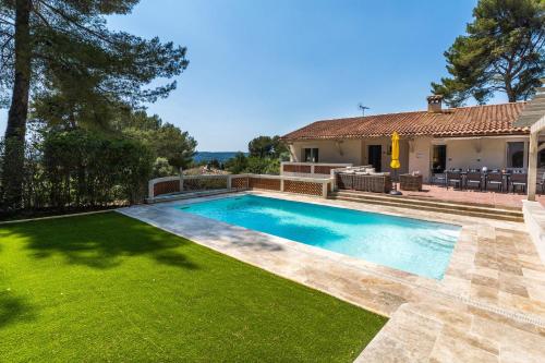 une piscine dans la cour d'une maison dans l'établissement Villa Les Cigales Velaux, à Velaux