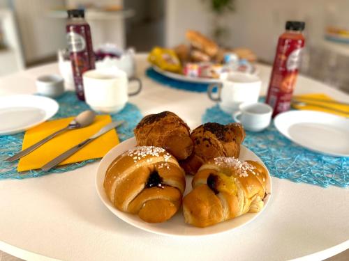 een bord gebak zittend op een tafel bij Luna Nuova Suites in Napels