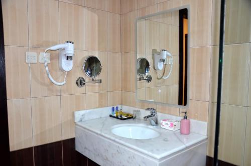 uma casa de banho com um lavatório e um espelho em فندق فربيون ابها - Ferbion Hotel Abha em Abha