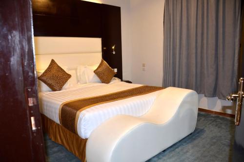 a bedroom with a large bed in a room at فندق فربيون ابها - Ferbion Hotel Abha in Abha